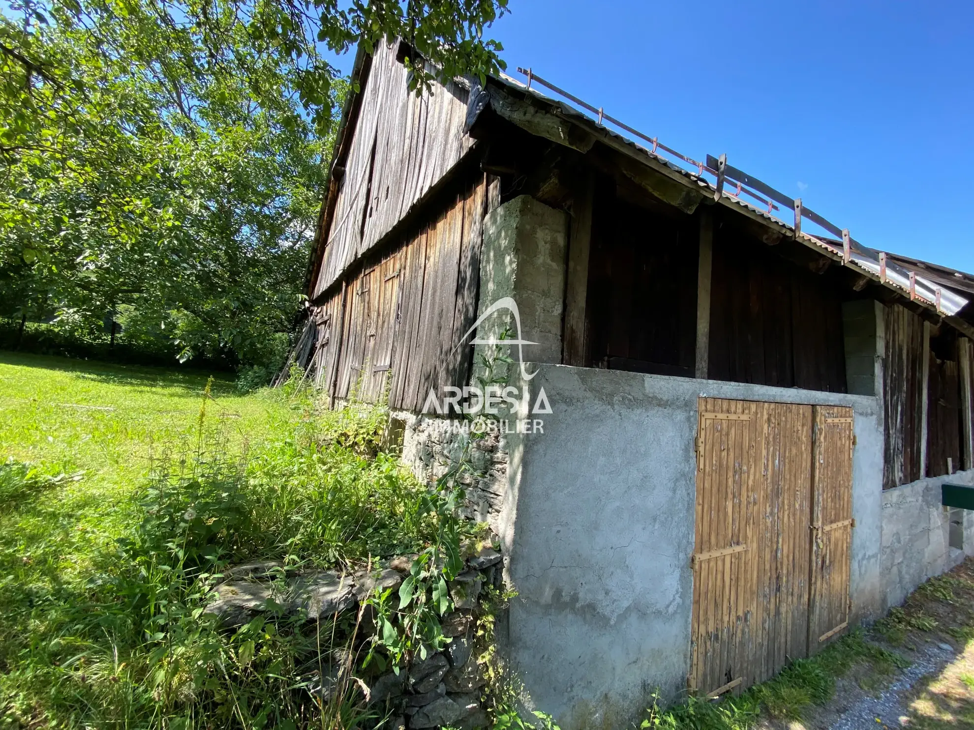 Terrain constructible de 600 m² à St Alban des Hurtieres avec dépendance 