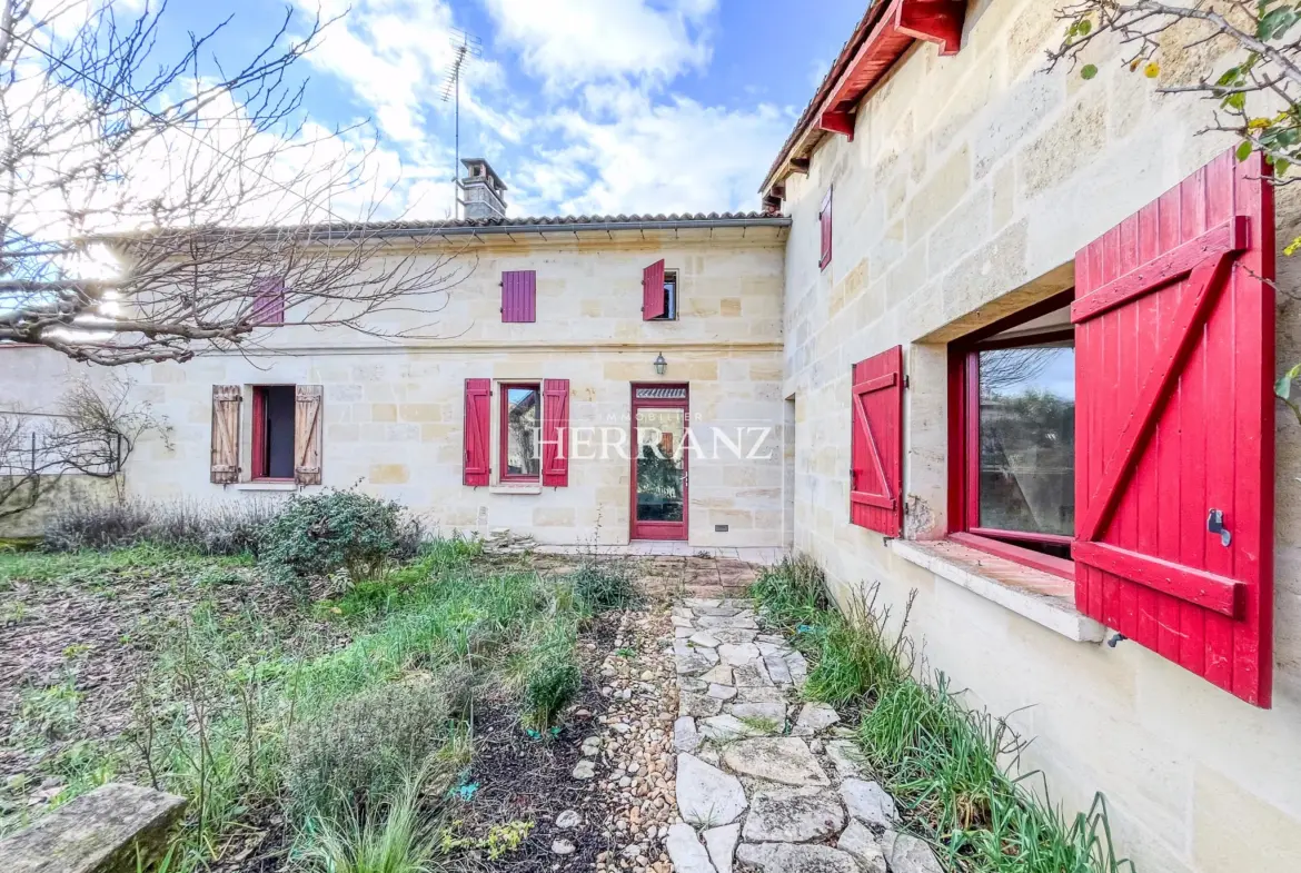 Charmante Maison Familiale à Coutras avec Jardin et Patio 