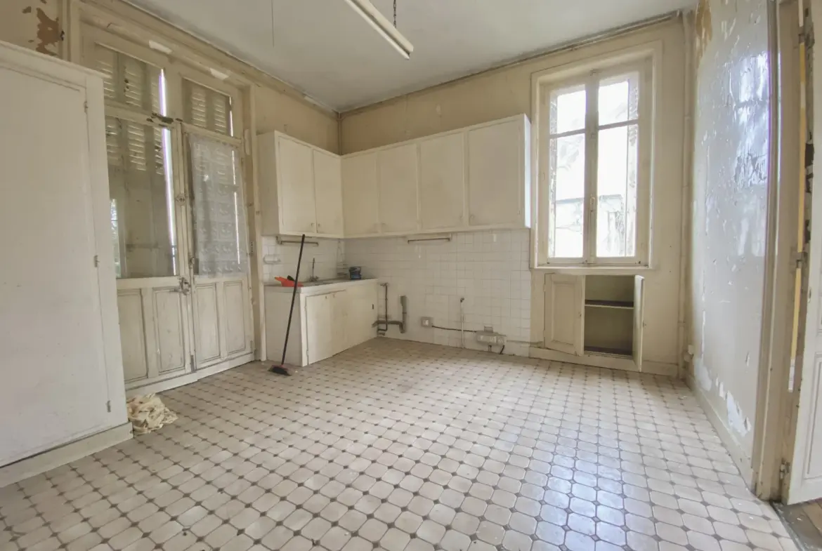 À vendre : Maison bourgeoise de 186m² à Vierzon avec accès canal 