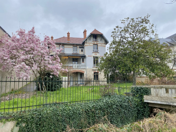 À vendre : Maison bourgeoise de 186m² à Vierzon avec accès canal