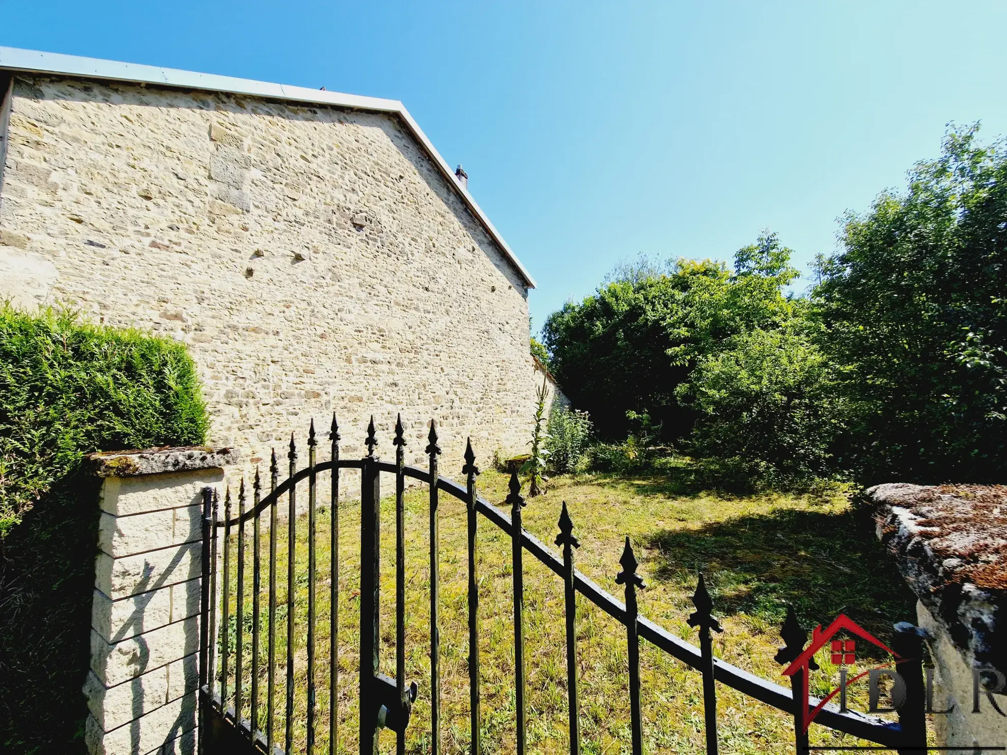 Maison de caractère meublée de 101 m² dans le village paisible de Laneuvelle 