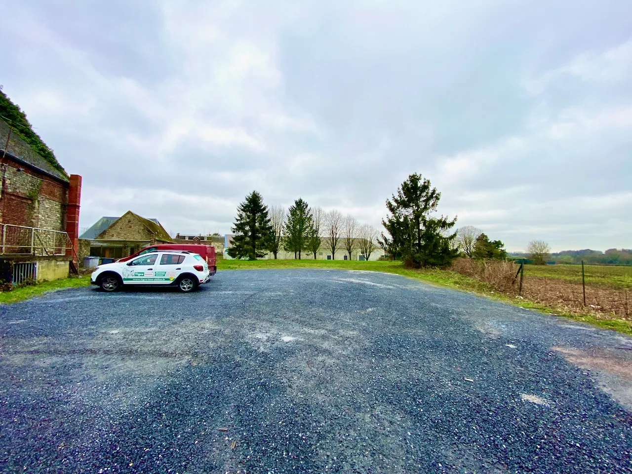 Opportunité exceptionnelle : Immeuble polyvalent de 900m² avec parking à Bavay 