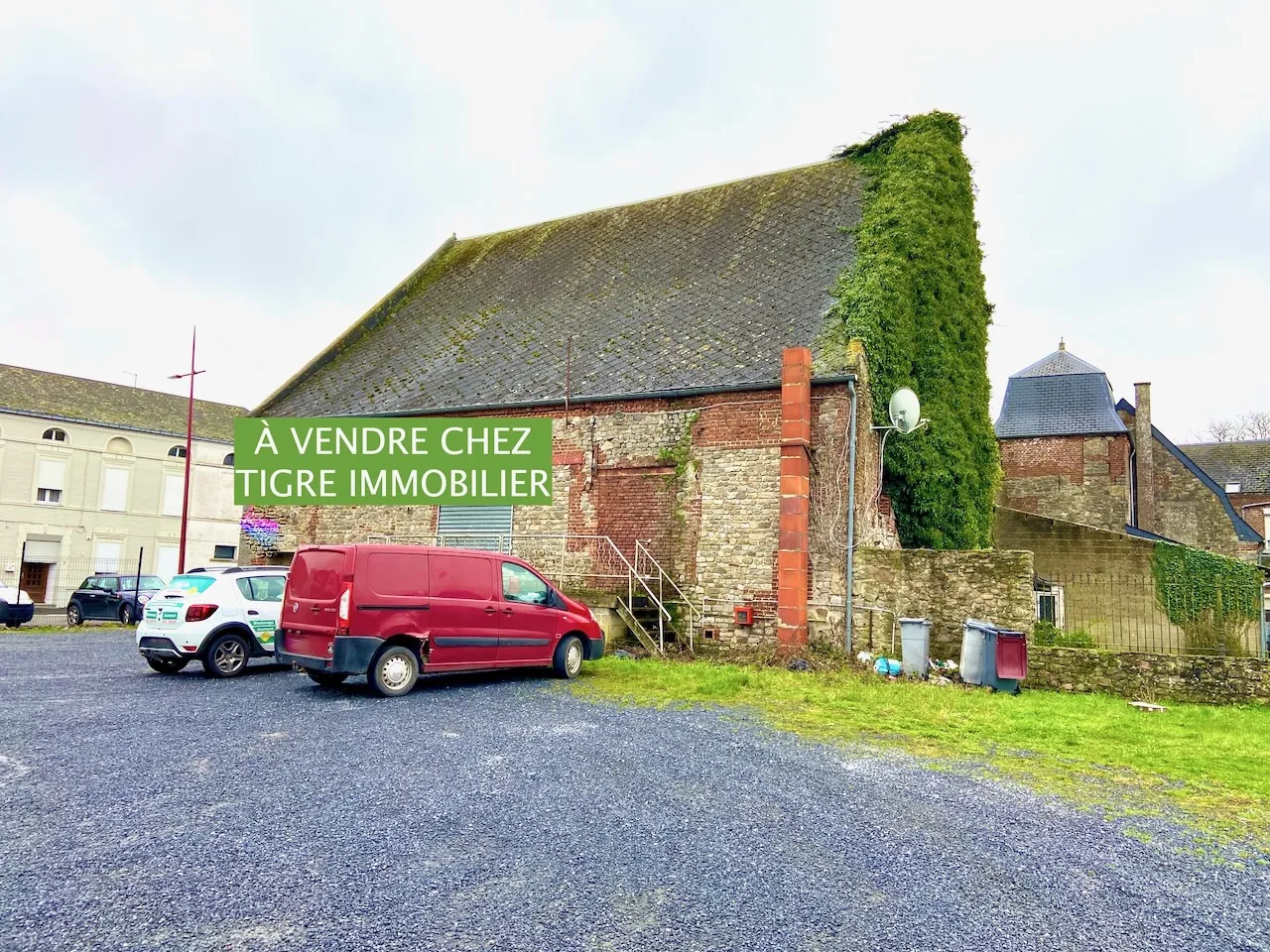 Opportunité exceptionnelle : Immeuble polyvalent de 900m² avec parking à Bavay 