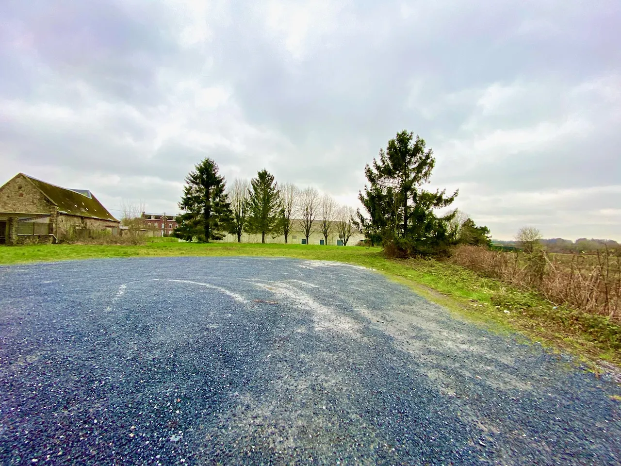 Opportunité exceptionnelle : Immeuble polyvalent de 900m² avec parking à Bavay 