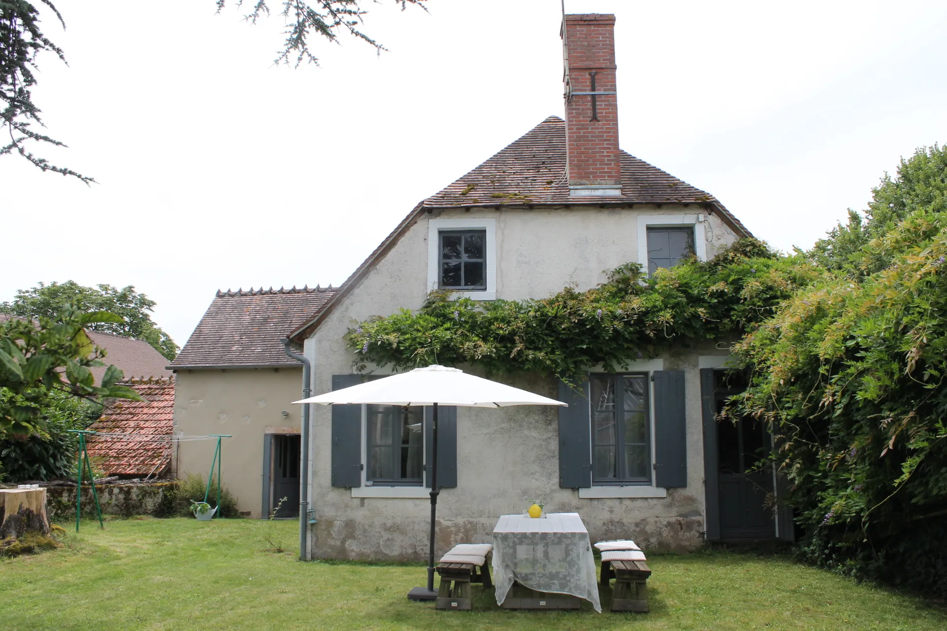 Maison de Village Rénovée à Le Brethon sur Terrain de 628 m² 