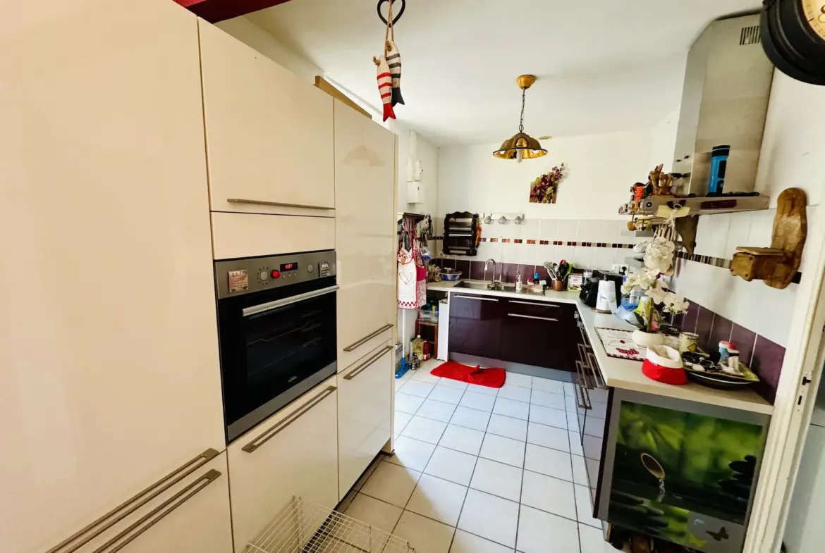 À vendre : Bas de villa de 55 m² avec jardin à Saint Mandrier sur Mer 