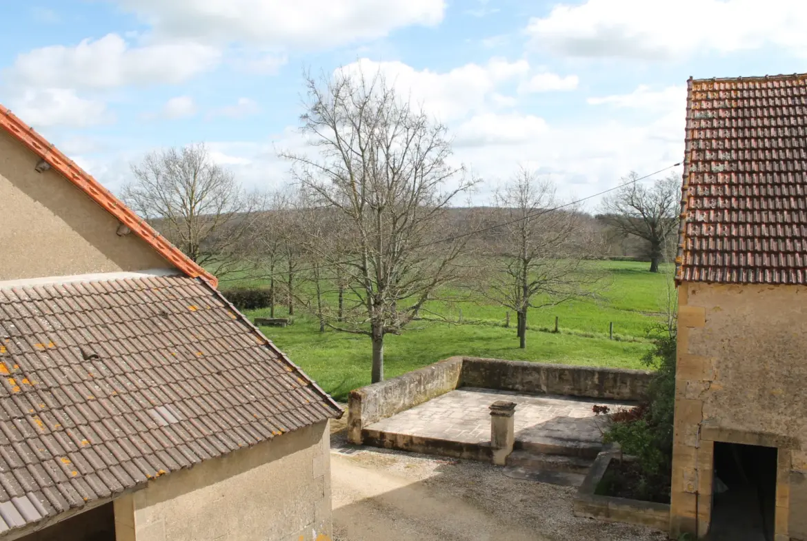 St Jeanvrin - Ferme avec grande grange et terrain de 4025 m2 