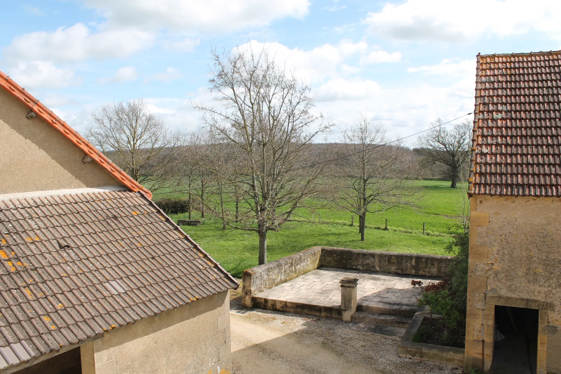 St Jeanvrin - Ferme avec grande grange et terrain de 4025 m2 