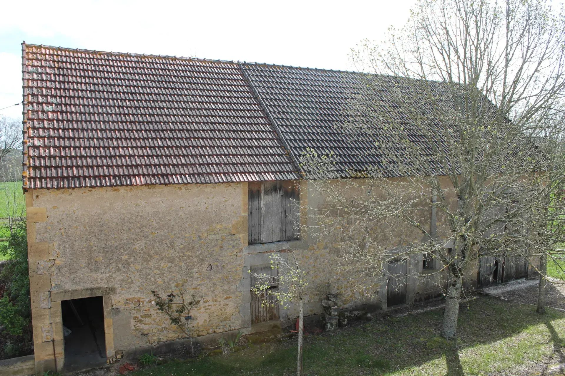 St Jeanvrin - Ferme avec grande grange et terrain de 4025 m2 