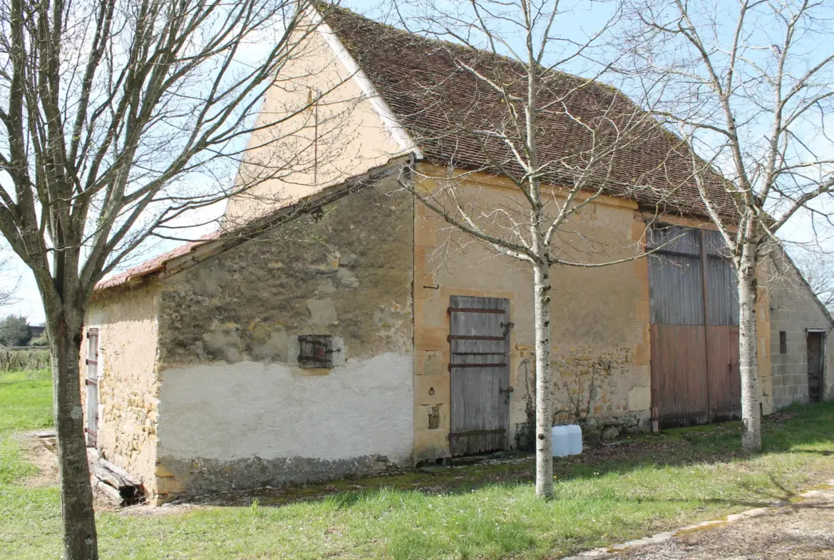 St Jeanvrin - Ferme avec grande grange et terrain de 4025 m2 