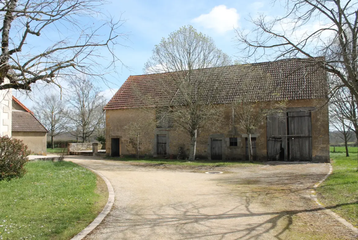 St Jeanvrin - Ferme avec grande grange et terrain de 4025 m2 