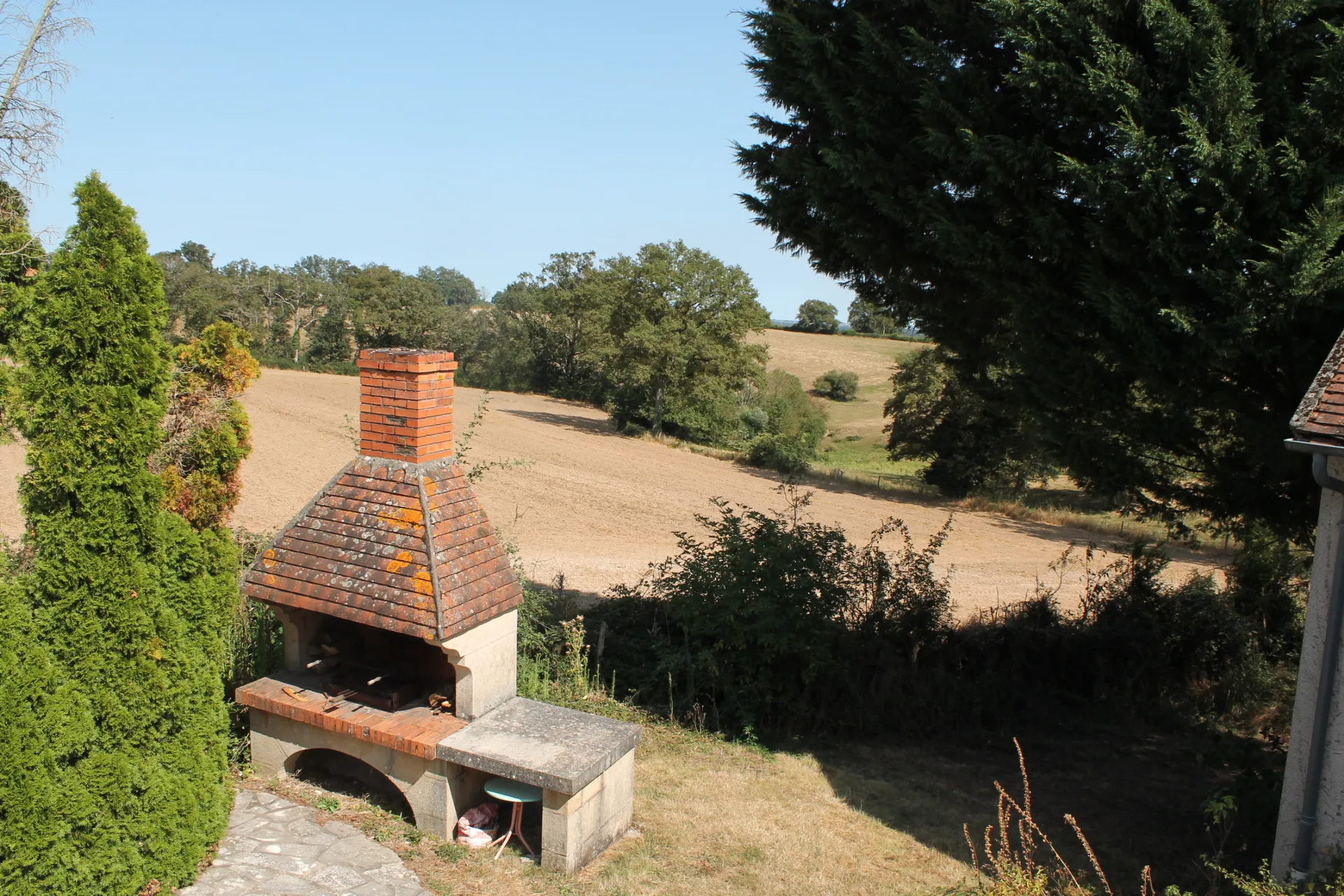 Maison spacieuse avec piscine chauffée à Cérilly 