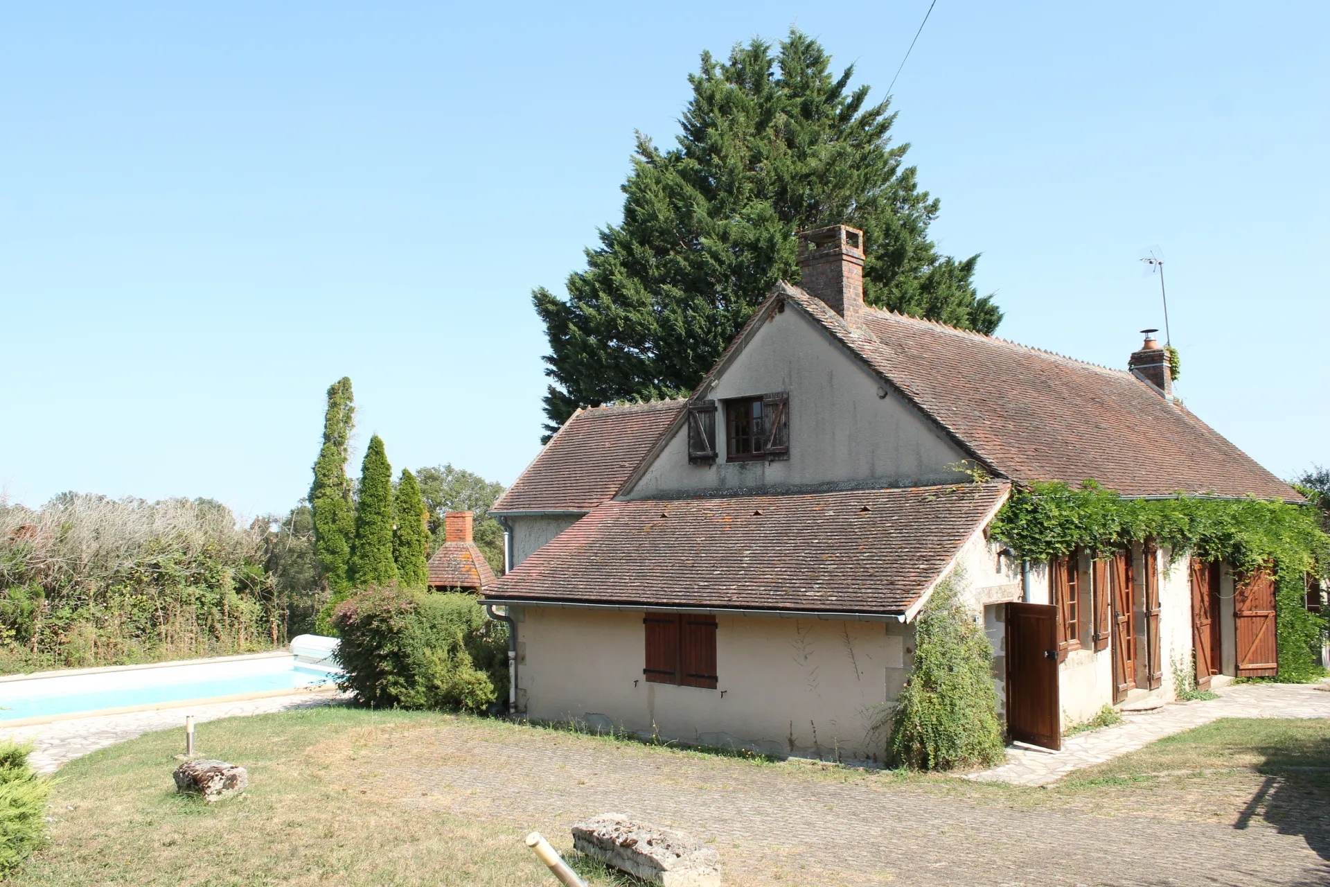 Maison spacieuse avec piscine chauffée à Cérilly 