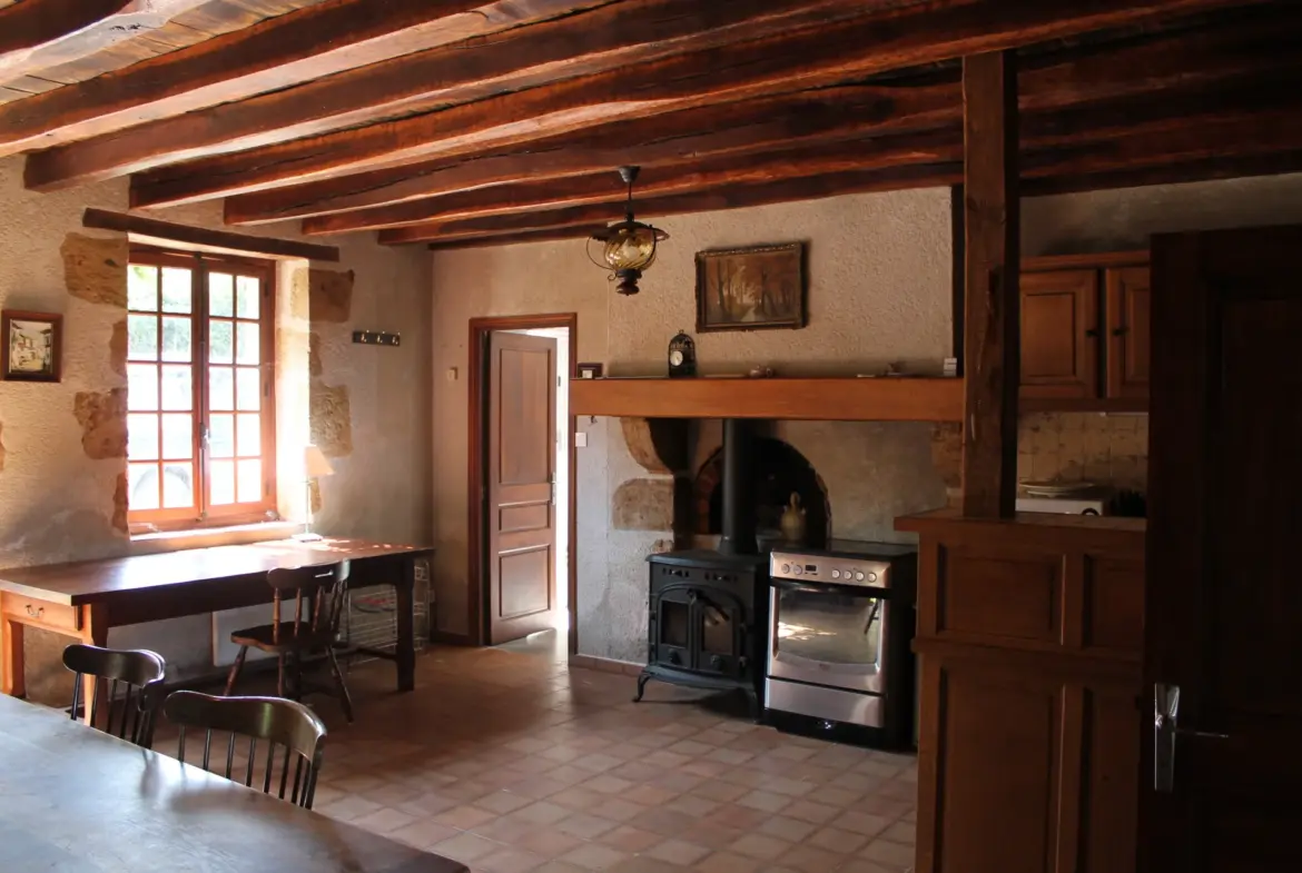 Maison spacieuse avec piscine chauffée à Cérilly 