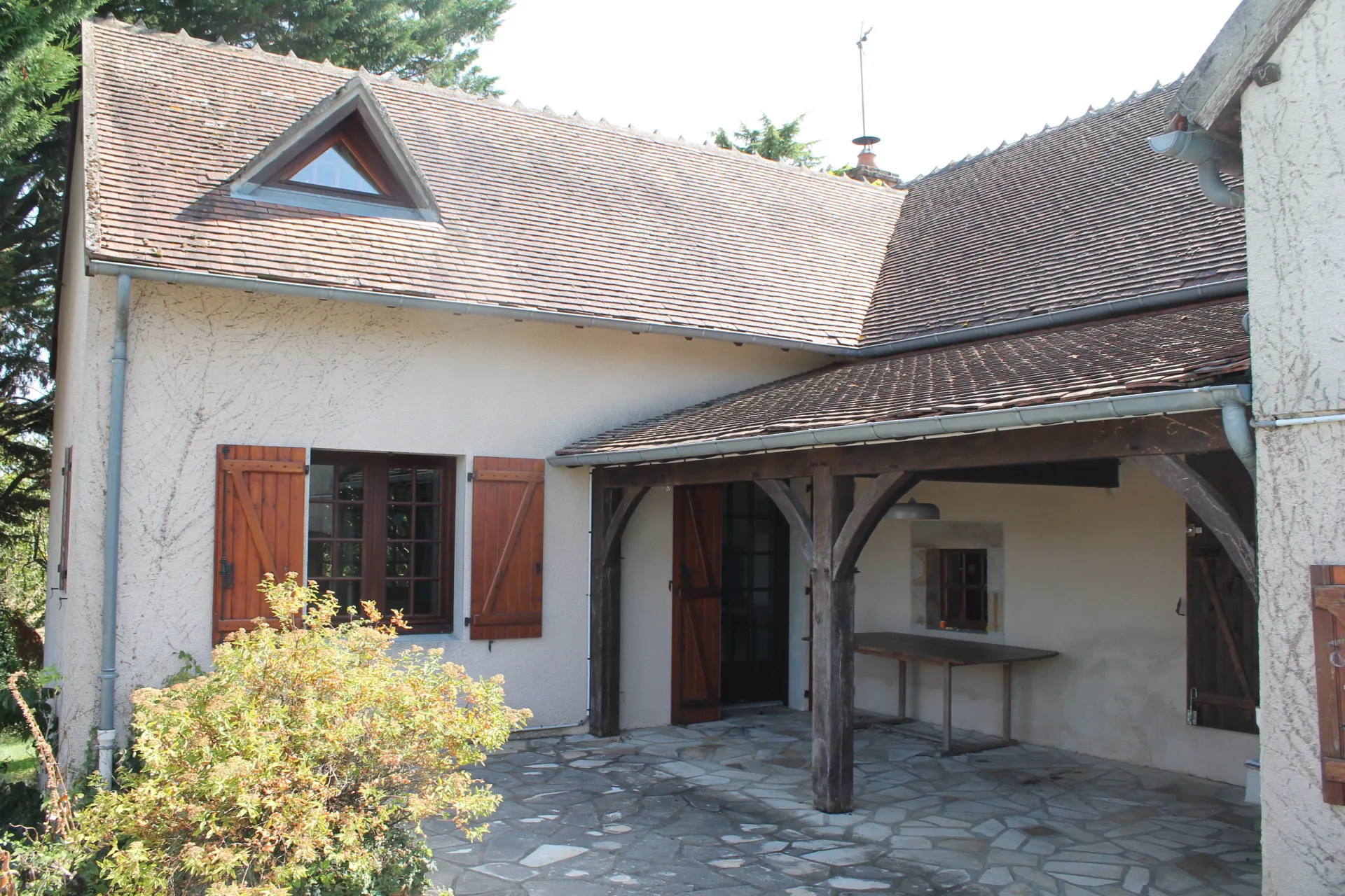 Maison spacieuse avec piscine chauffée à Cérilly 