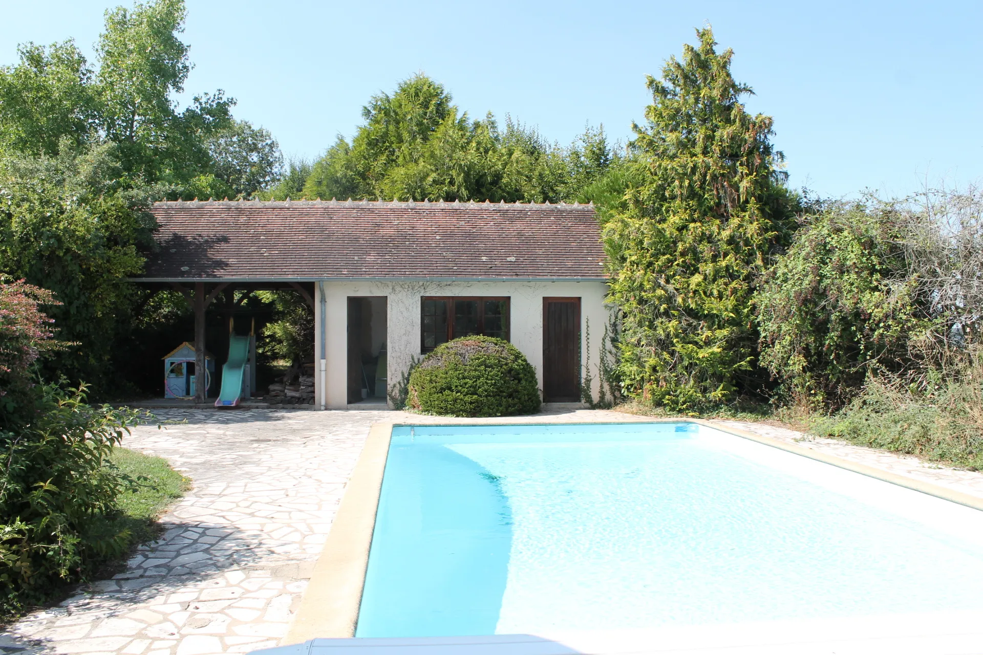 Maison spacieuse avec piscine chauffée à Cérilly 