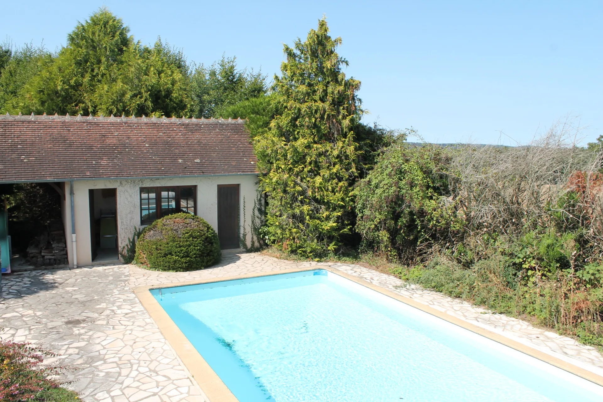 Maison spacieuse avec piscine chauffée à Cérilly 