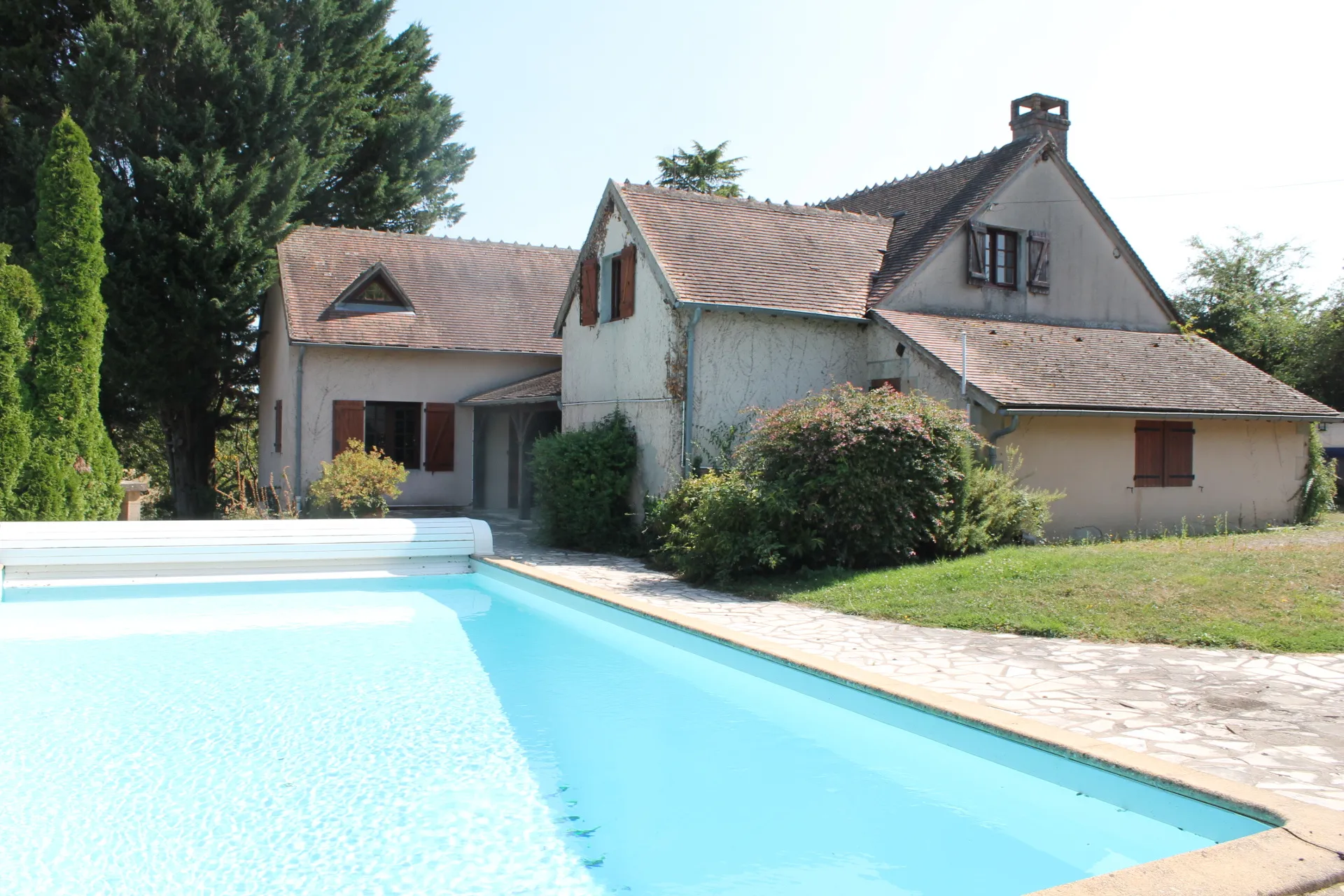 Maison spacieuse avec piscine chauffée à Cérilly 