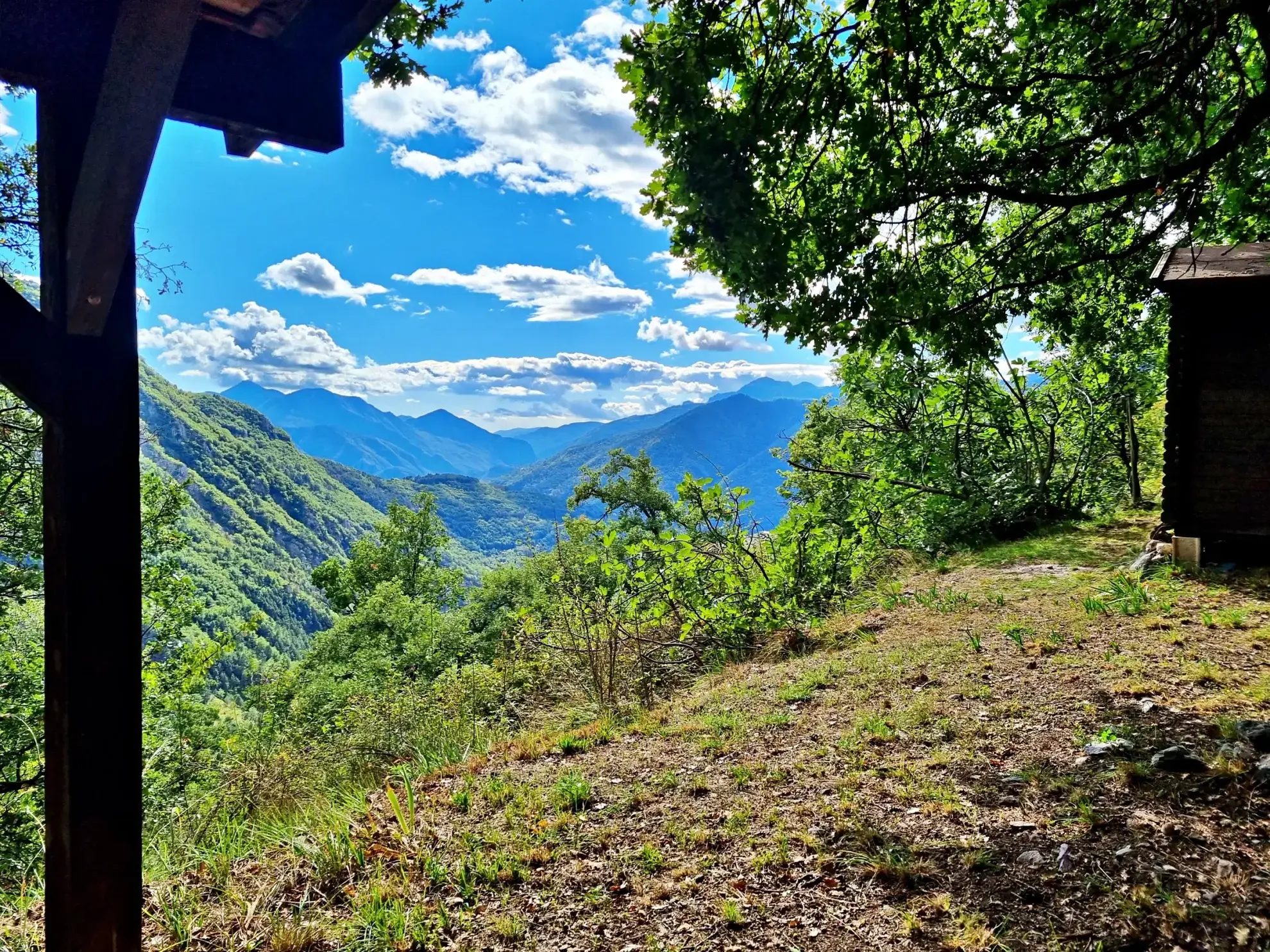 Terrain de Loisir aux Adrets avec Cabanons et Vue Panoramique 