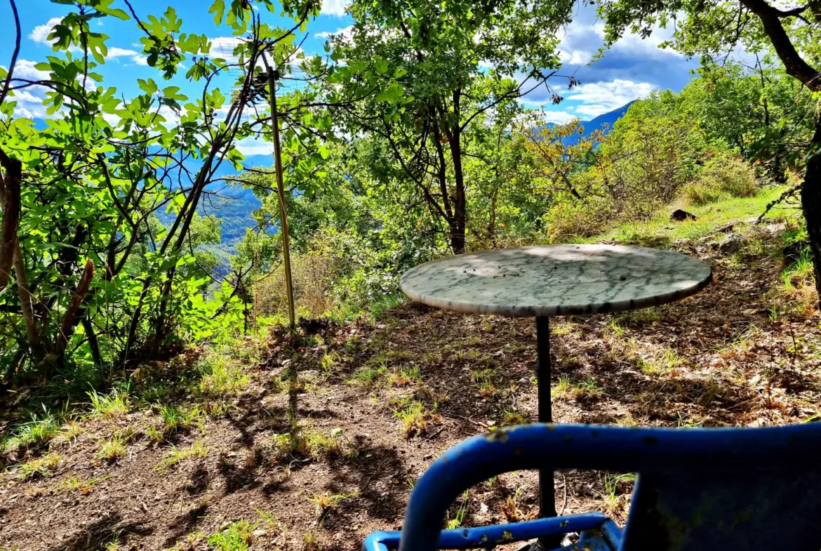 Terrain de Loisir aux Adrets avec Cabanons et Vue Panoramique 