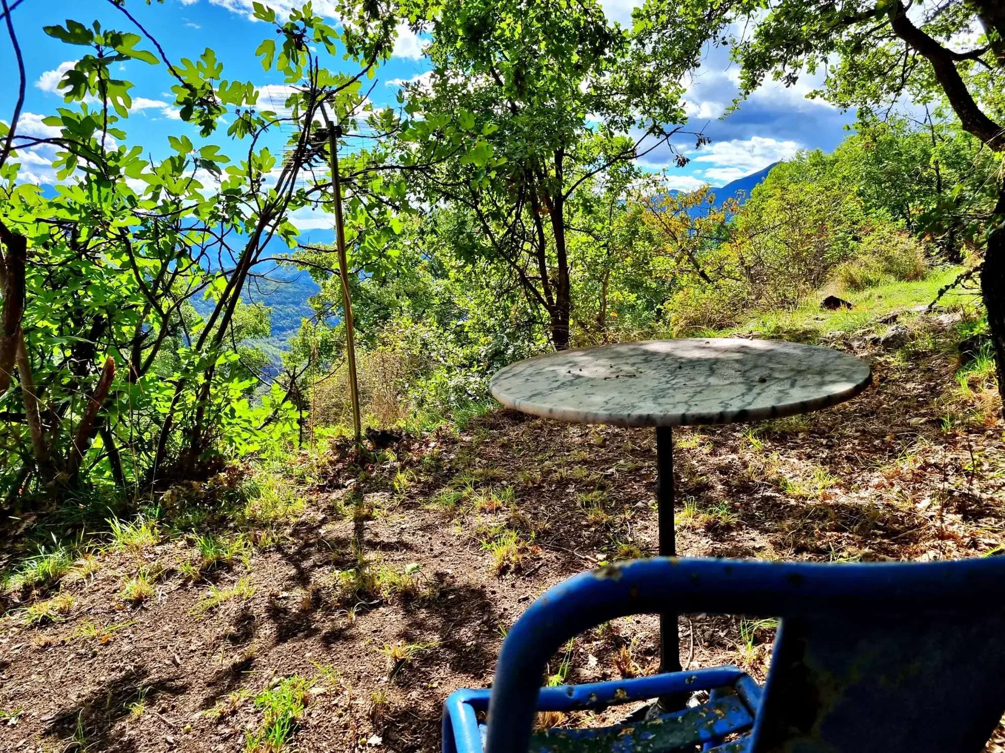 Terrain de Loisir aux Adrets avec Cabanons et Vue Panoramique 