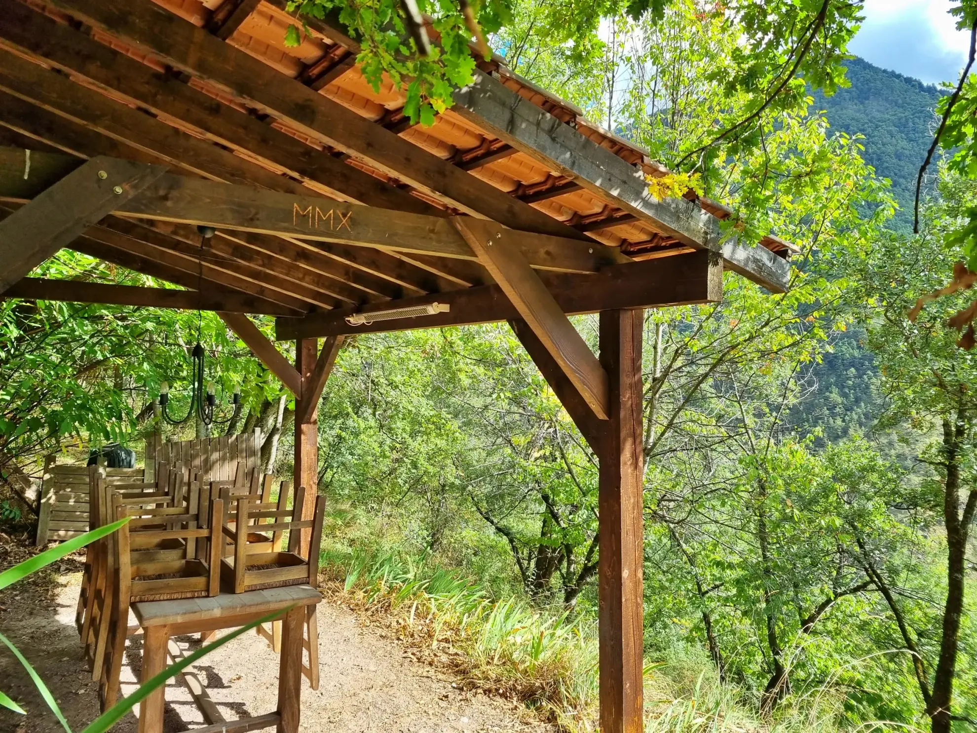 Terrain de Loisir aux Adrets avec Cabanons et Vue Panoramique 