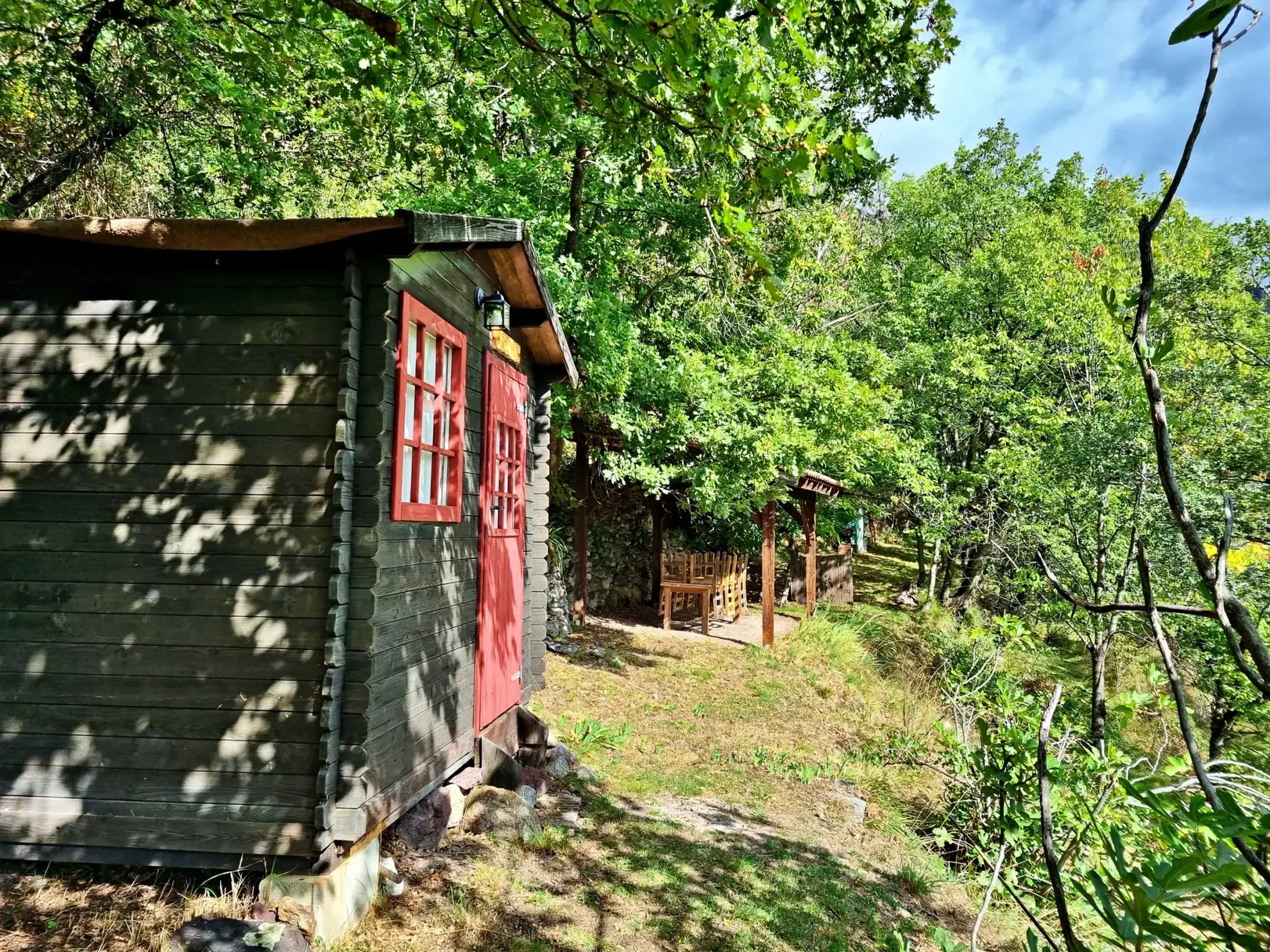 Terrain de Loisir aux Adrets avec Cabanons et Vue Panoramique 