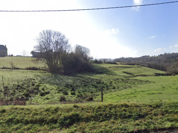 Terrain constructible de 2366 m² à vendre à Neuville