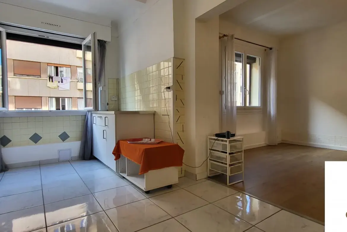 À vendre : Appartement de 52 m², 2 pièces, Rue Caisserie - Marseille 