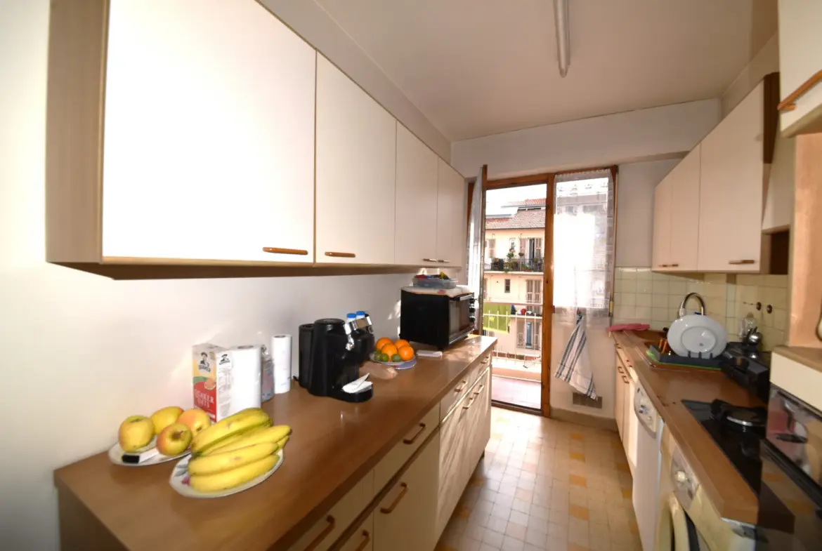 Appartement 2 pièces traversant avec balcons à Nice 