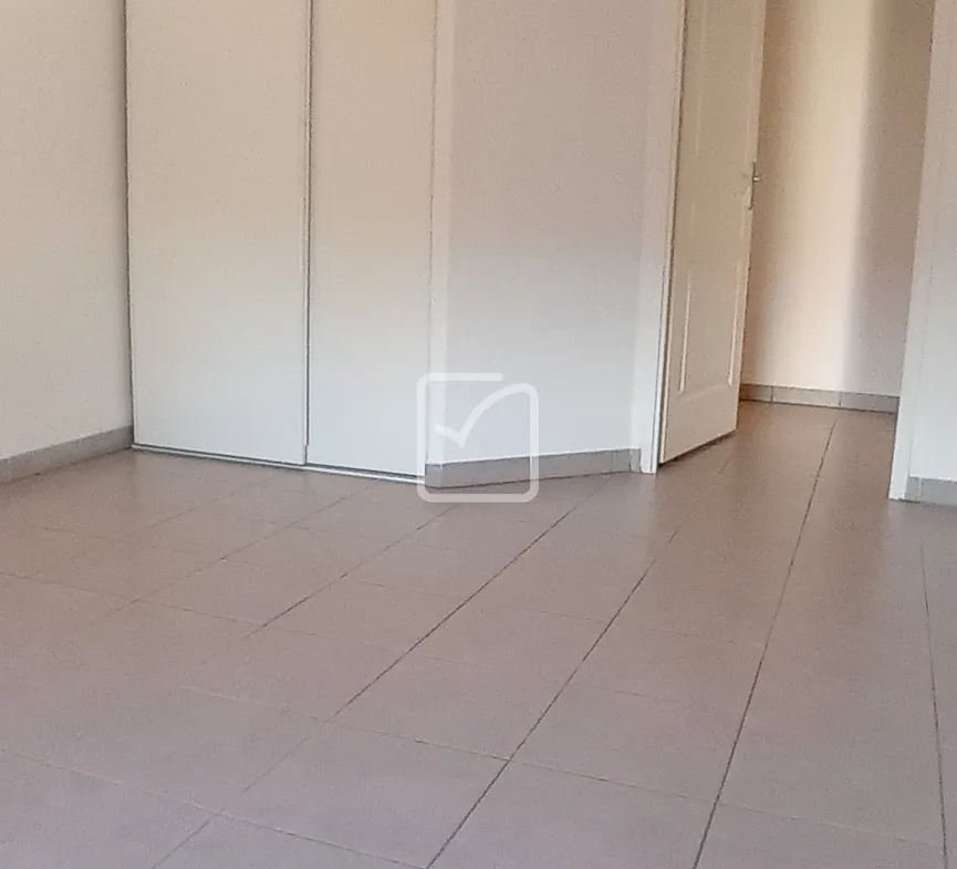 À vendre : Appartement T2 récent à Béziers avec loggia et parking 