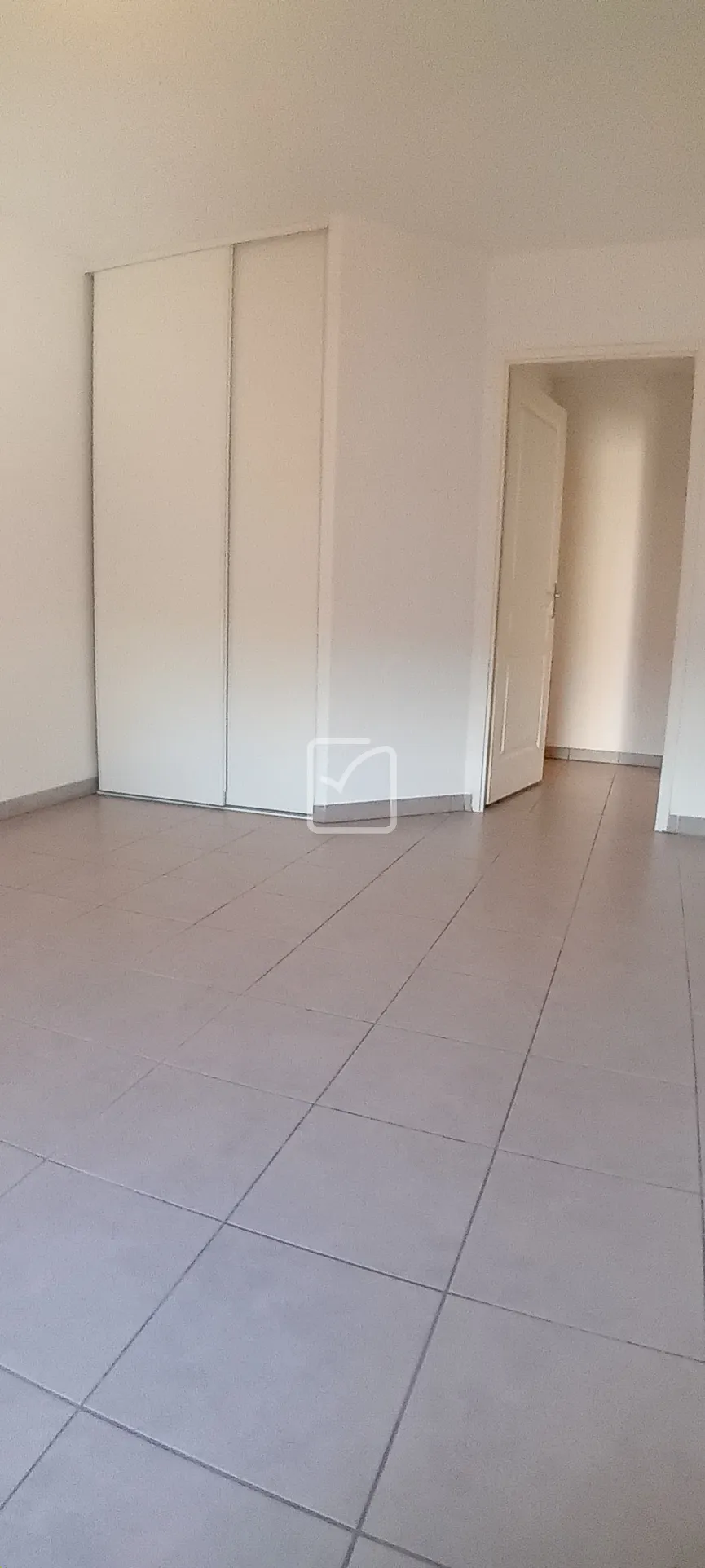 À vendre : Appartement T2 récent à Béziers avec loggia et parking 