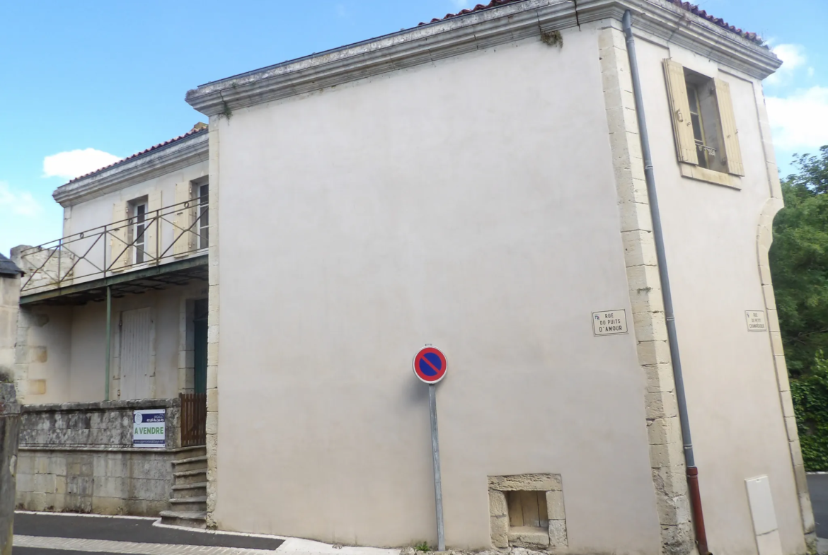 Maison de caractère au cœur de Saint-Savinien avec potentiel de rénovation 