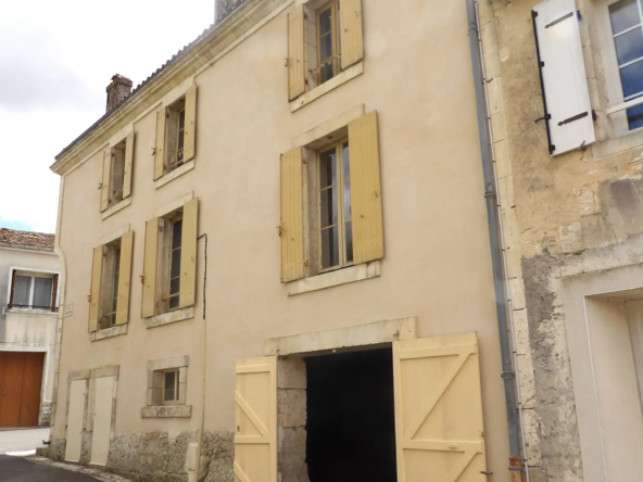 Maison de caractère au cœur de Saint-Savinien avec potentiel de rénovation