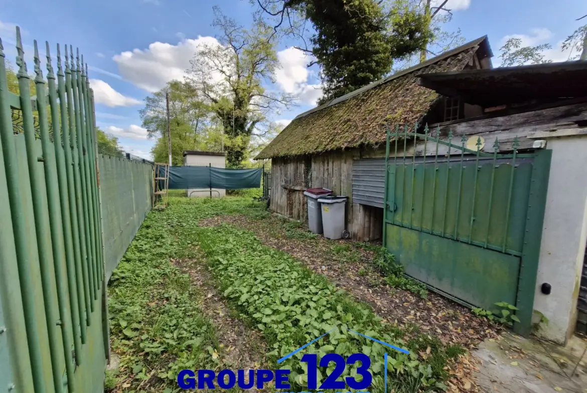 Charmante Maison avec Jardin à Laroche-Saint-Cydroine 