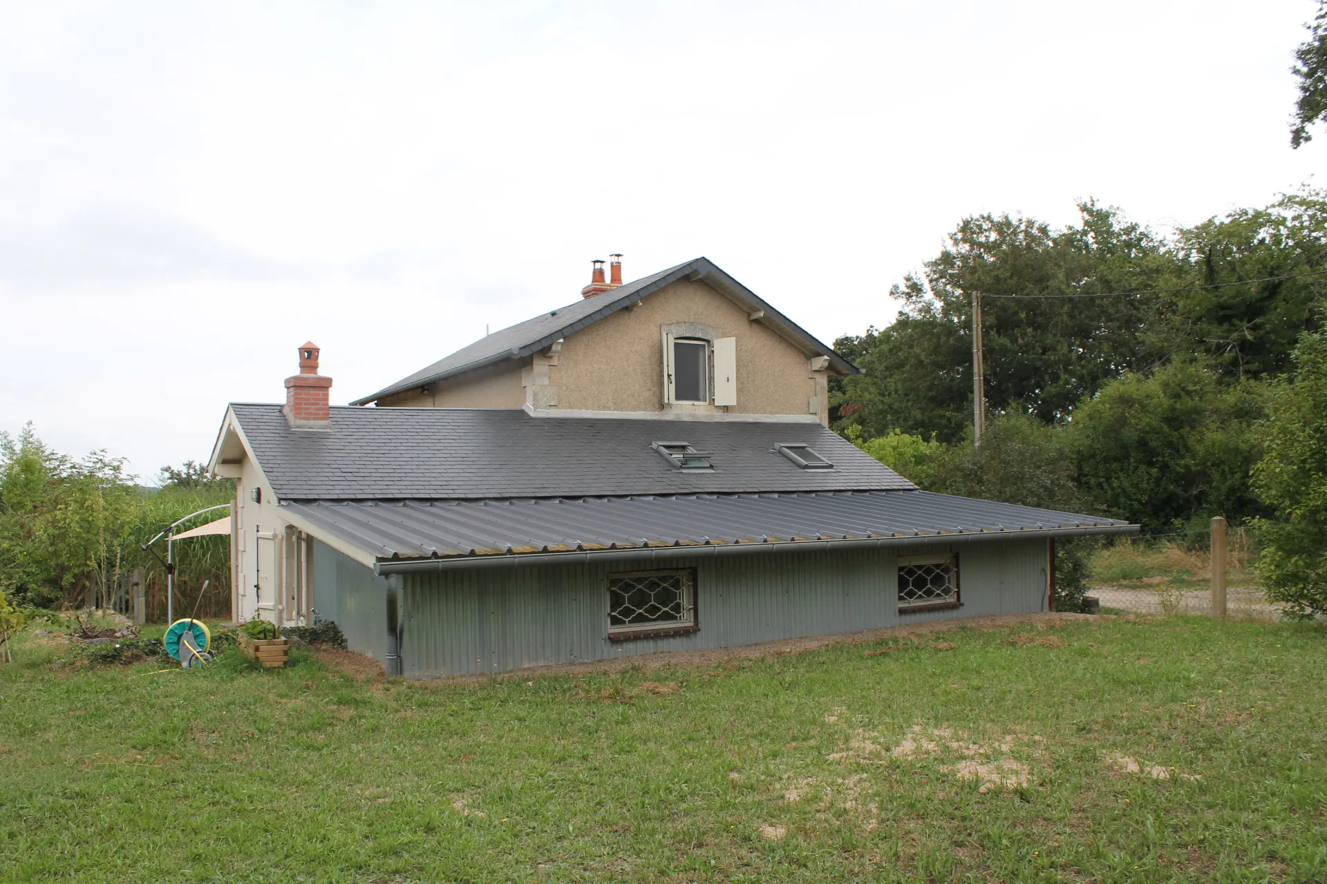 A vendre : Ancienne maison de chemin de fer rénovée à Champillet sur 1260 m² 