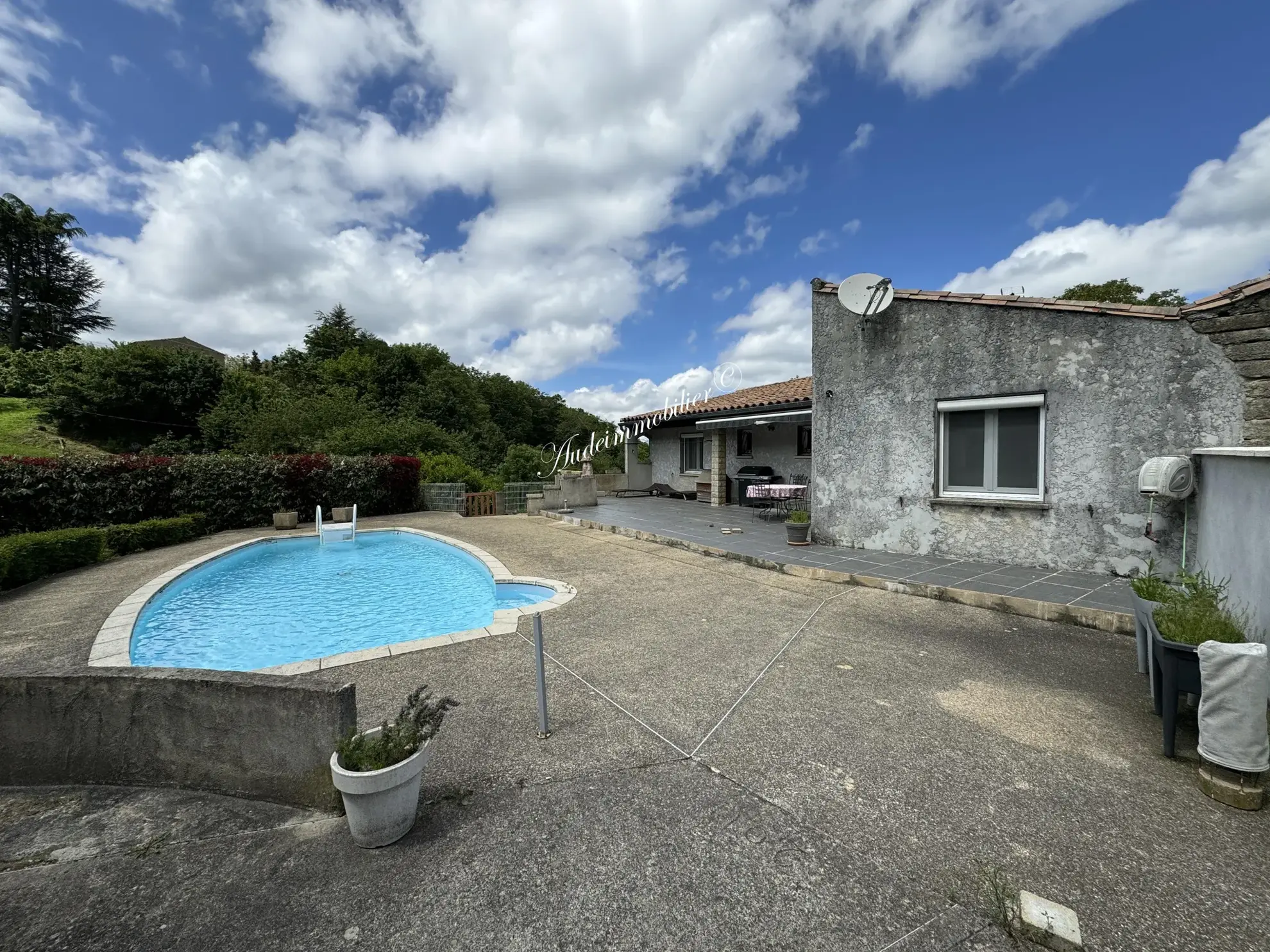 Maison de plain-pied avec piscine et jardin à Limoux 