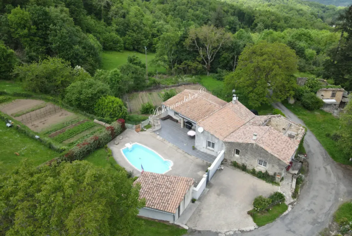 Maison de plain-pied avec piscine et jardin à Limoux 