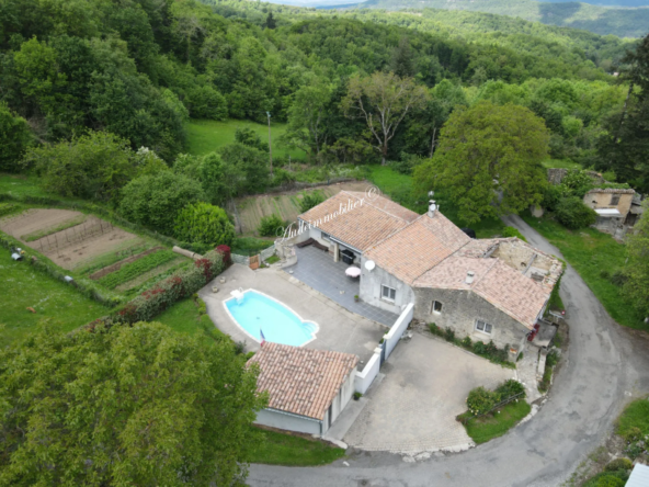 Maison de plain-pied avec piscine et jardin à Limoux