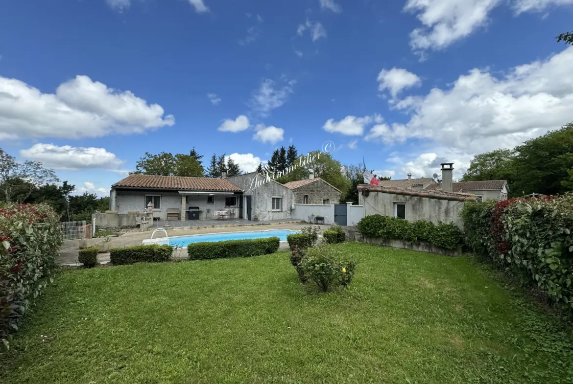 Maison de plain-pied avec piscine et jardin à Limoux 