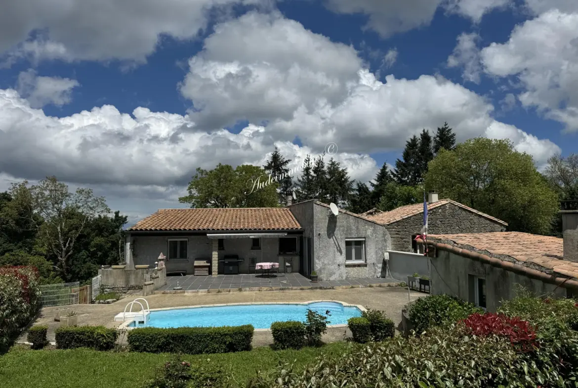 Maison de plain-pied avec piscine et jardin à Limoux 