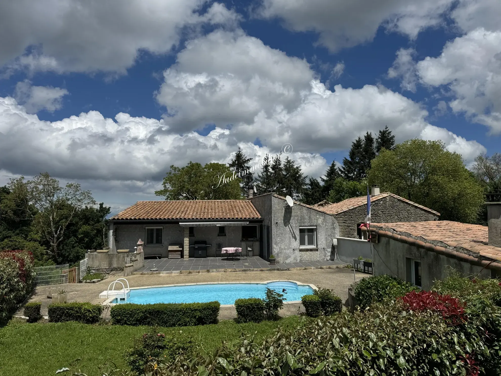 Maison de plain-pied avec piscine et jardin à Limoux 