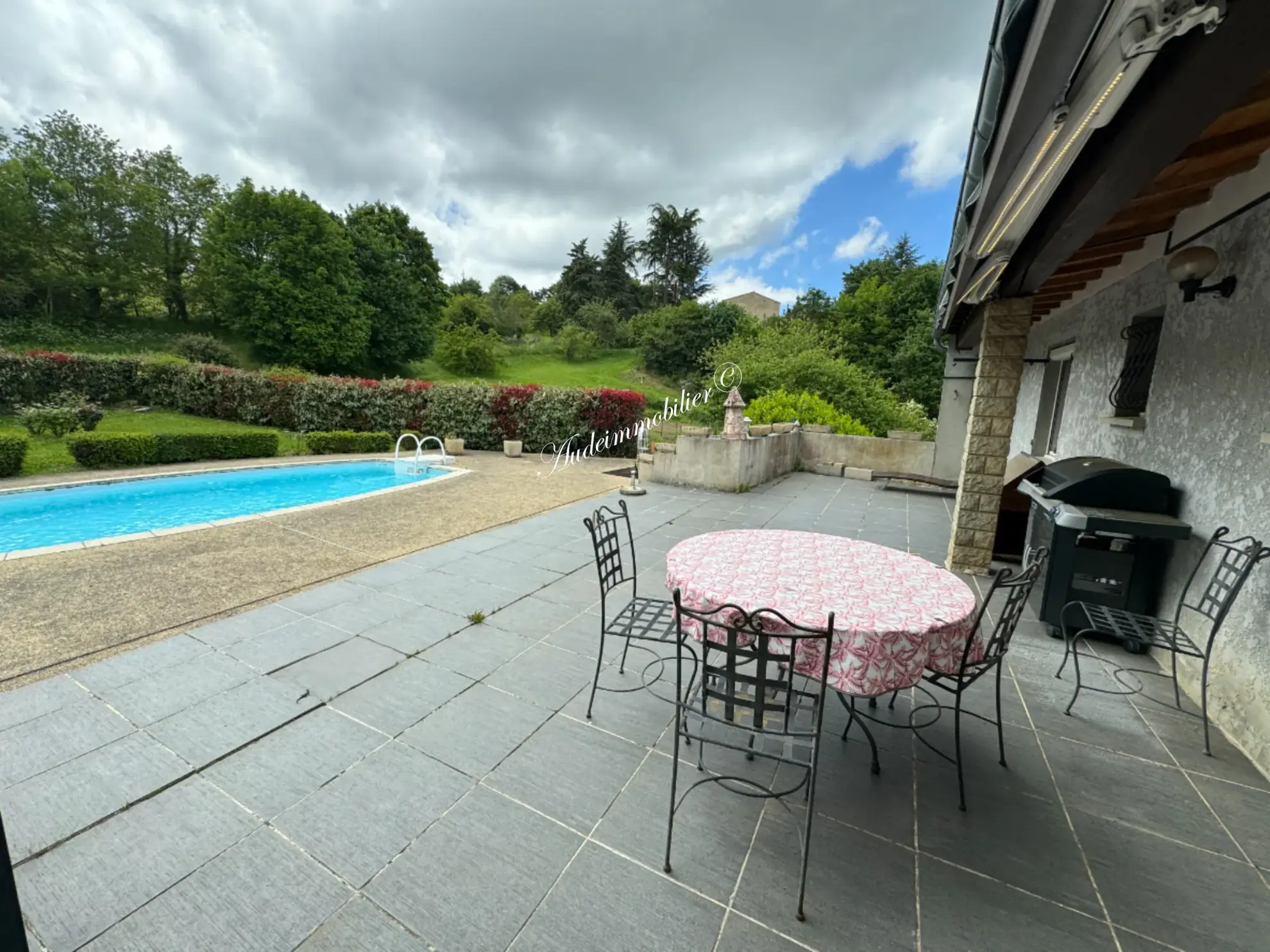 Maison de plain-pied avec piscine et jardin à Limoux 