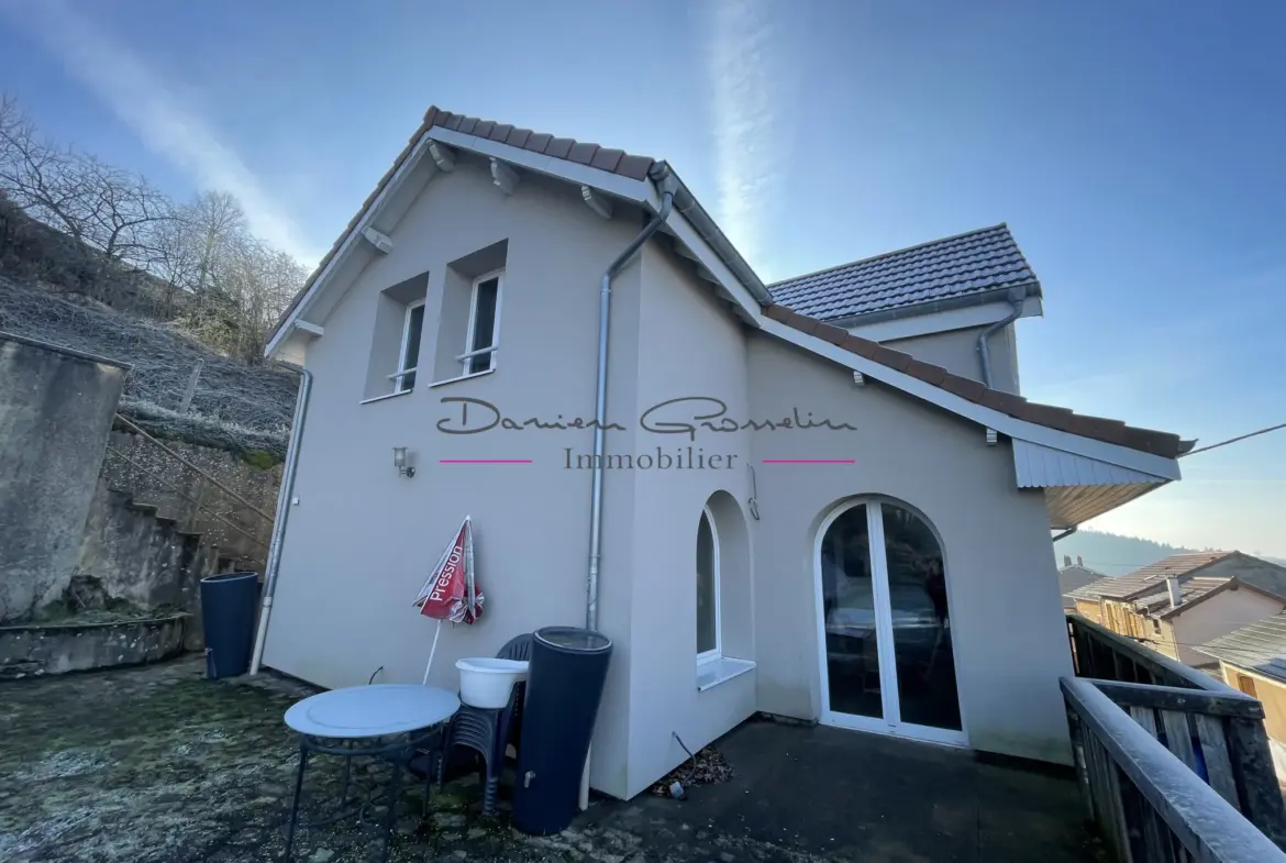 Grande maison avec appartement indépendant et garages à Bourg de Thizy 