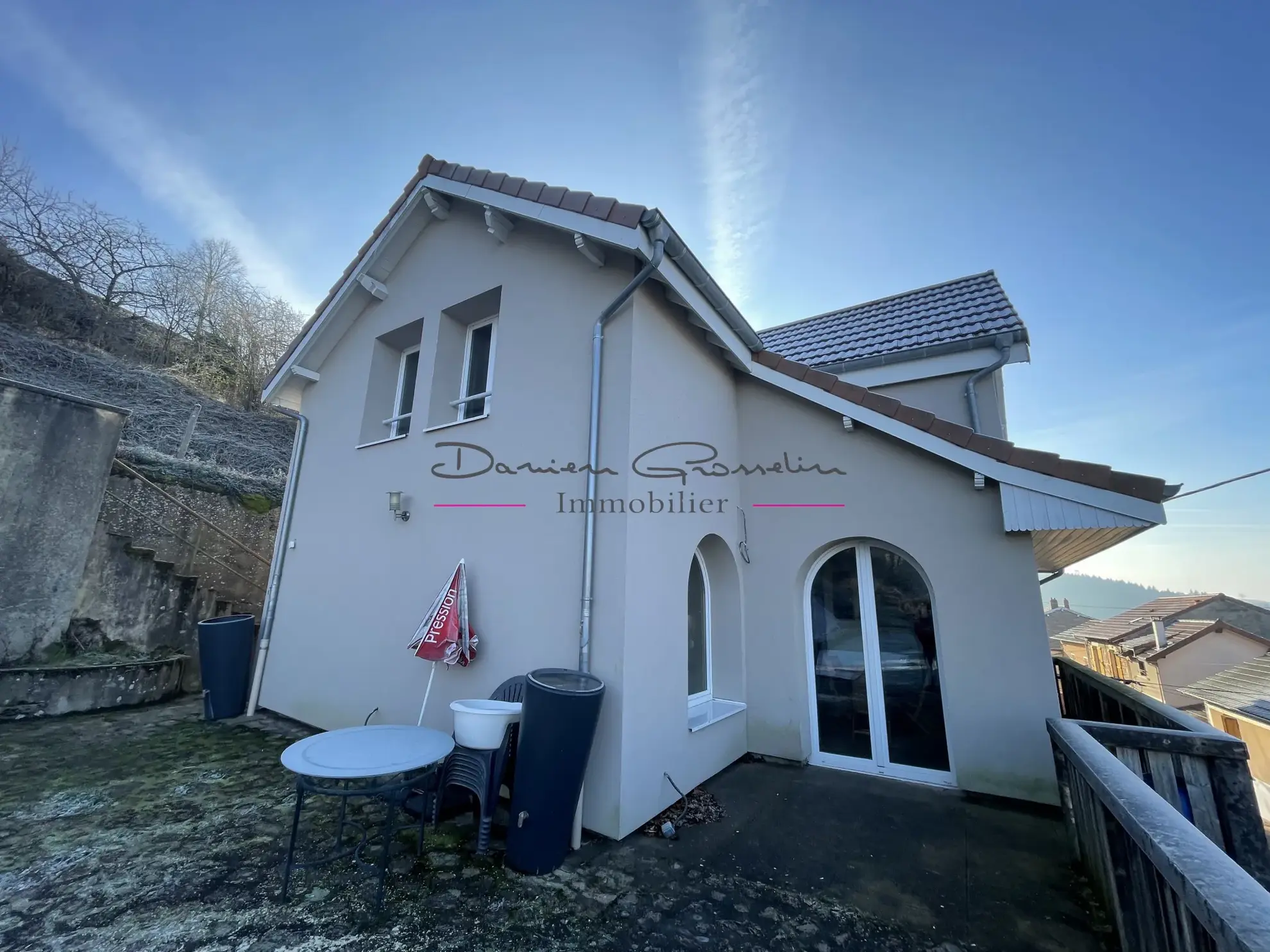 Grande maison avec appartement indépendant et garages à Bourg de Thizy 