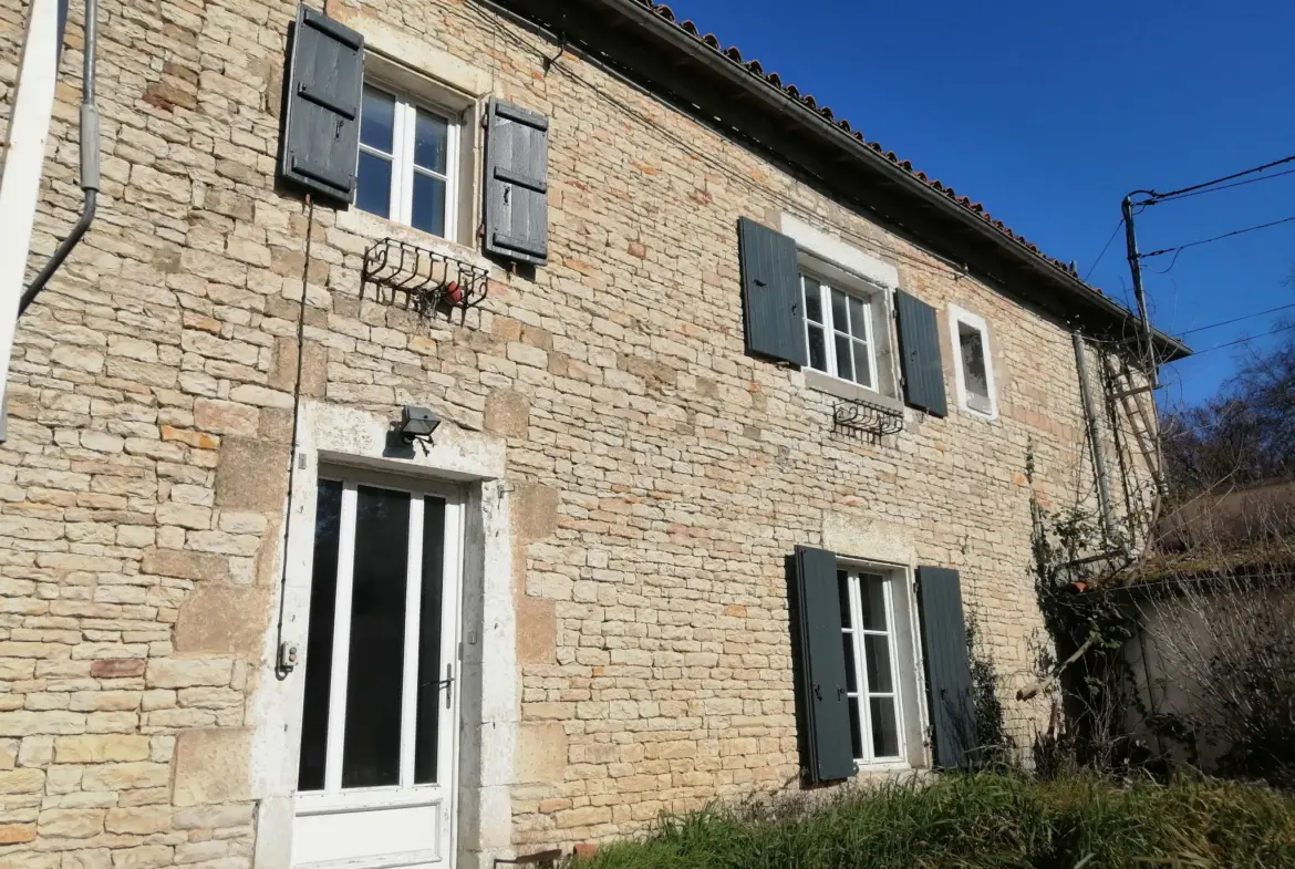 Maison en pierres à rénover à Saint Symphorien - 4 chambres, terrain clos 