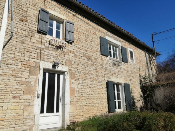 Maison en pierres à rénover à Saint Symphorien