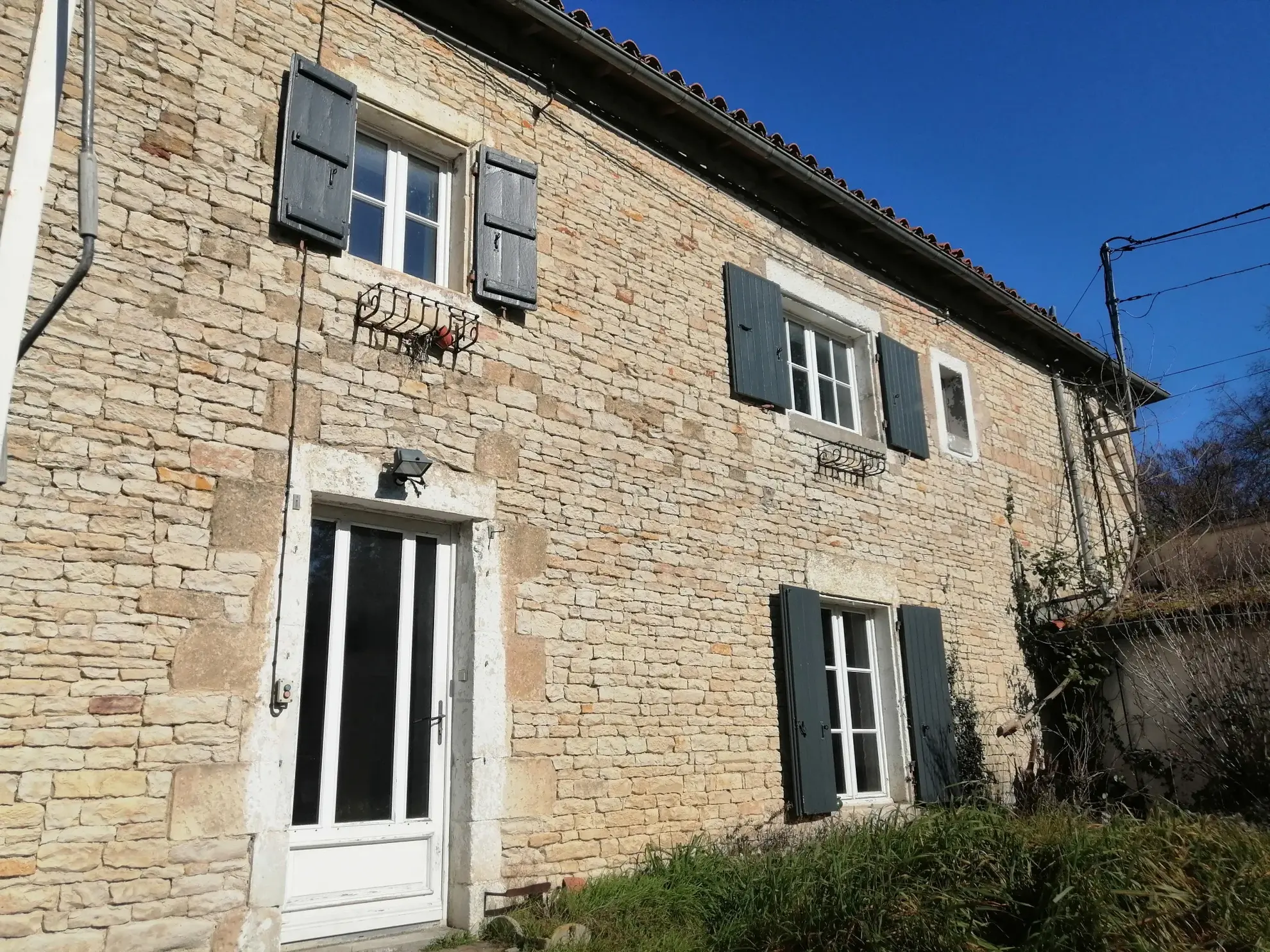 Maison en pierres à rénover à Saint Symphorien - 4 chambres, terrain clos 