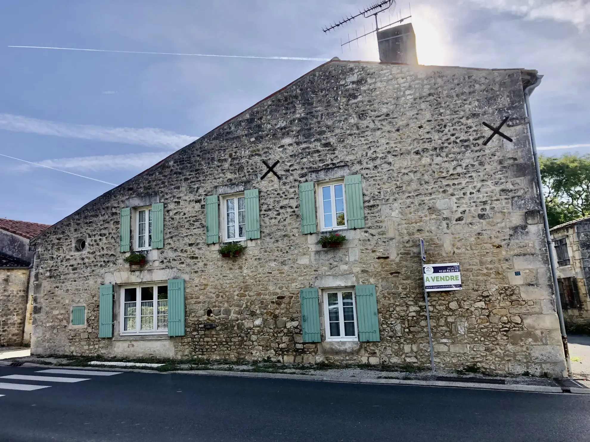 Maison charentaise en parfait état avec jardin et dépendances à Annepont 