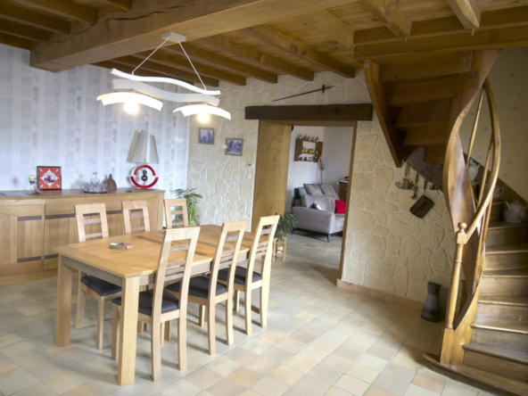 Maison charentaise en parfait état avec jardin et dépendances à Annepont